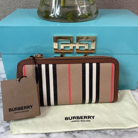 Burberry Wallet NWT - Picture 1 of 6